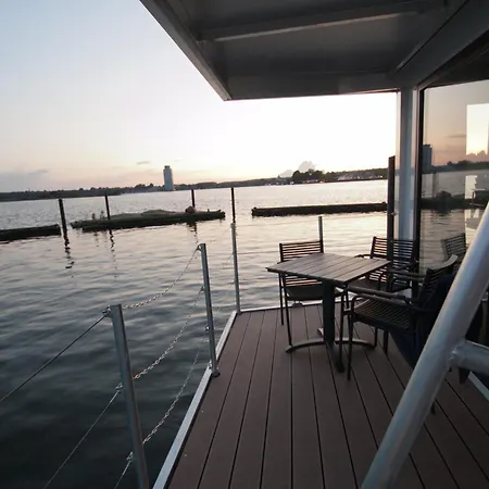 Hausboot Moin Madita In Exklusiver Lage Bådhotel Slesvig